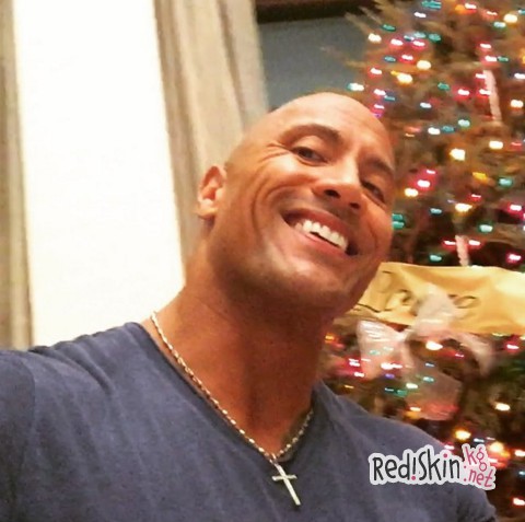 «Будь осторожен Санта – она крутая»: Дуэйн «Скала» Джонсон спел для новорожденной дочери Жасмин (видео)