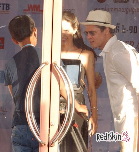 Анджелина Джоли и Брэд Питт посетили международный кинофестиваль в Камбодже