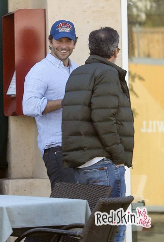 Брэдли Купер с другом в Лос-Анджелесе