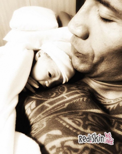 «Будь осторожен Санта – она крутая»: Дуэйн «Скала» Джонсон спел для новорожденной дочери Жасмин (видео)