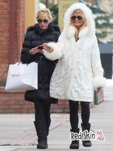 Дакота Джонсон и Кейт Хадсон со своими знаменитыми матерями отдыхают в Аспене