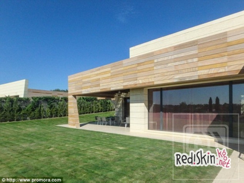 Дома знаменитостей: Криштиану Роналду провел экскурсию по своему дому