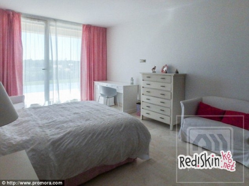 Дома знаменитостей: Криштиану Роналду провел экскурсию по своему дому