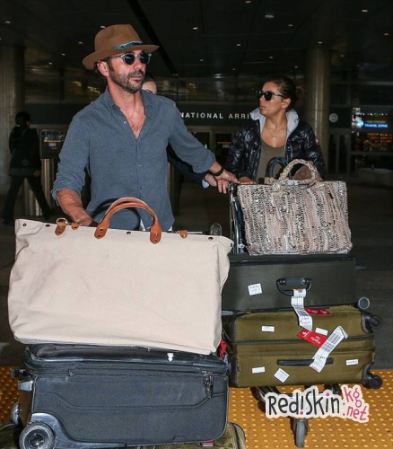 Ева Лонгория с женихом прибывает домой после длительного празднования помолвки