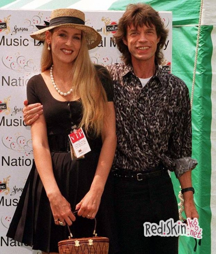 Мик Джаггер меняет свои джинсы на ультра-женственное платье