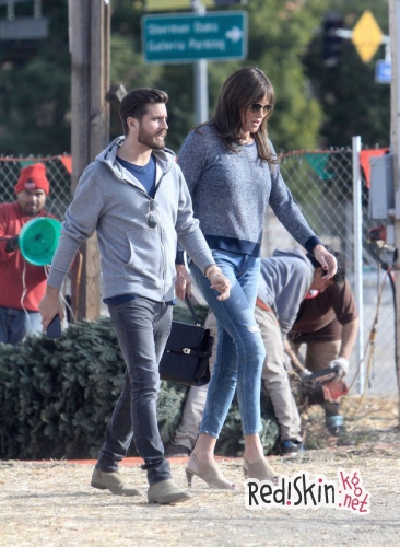 Муж Кортни Кардашян отправился на рождественский шоппинг со своим травести-тестем Кейтлин Дженнер