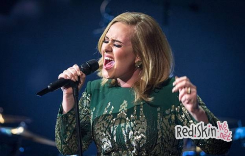 Не успев вернуться на большую сцену, Адель завоевала две премии BBC Music Awards 2015 - Лучший британский артист и Лучший британский исполнитель