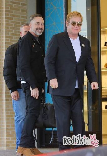 Нетрадиционные семьи: Элтон Джон и Дэвид Ферниш делают предрождественские покупки