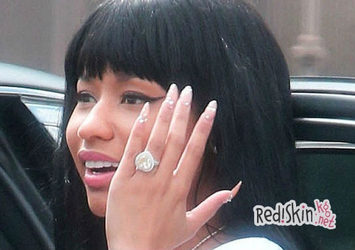 Ники Минаж выбирает место для венчания - церковь или пляж