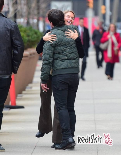 После рекламной гонки последнего фильма Голодных игр Джош Хатчерсон отдыхает с друзьями