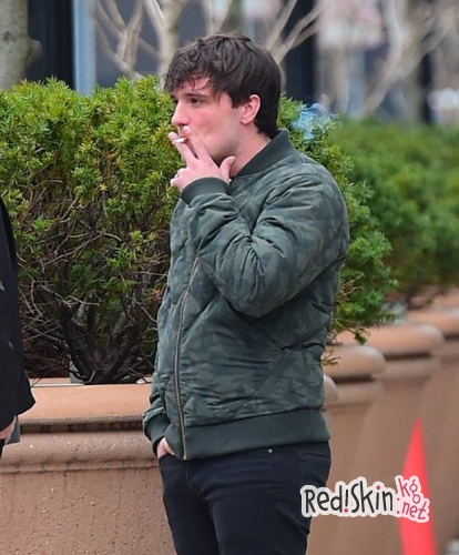 После рекламной гонки последнего фильма Голодных игр Джош Хатчерсон отдыхает с друзьями