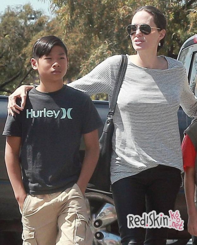 Сын Анджелины Джоли и Брэда Питта Пакс получил серьезную травму