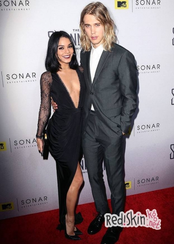 Ванесса Хадженс и Остин Батлер на презентации сериала "Хроники Шаннары"