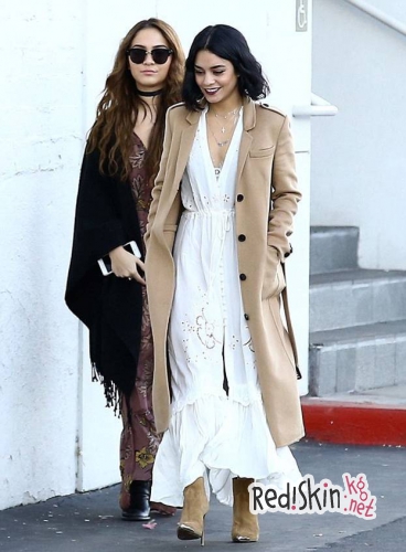 Ванесса Хадженс с младшей сестрой посетила кондитерскую