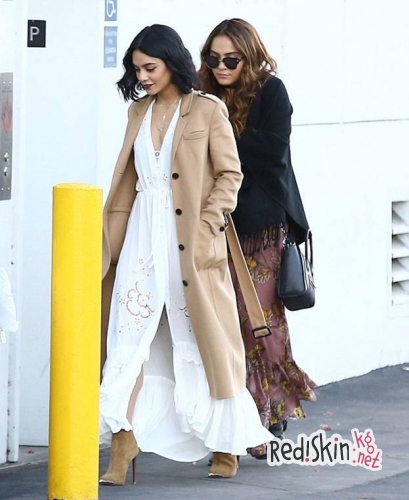 Ванесса Хадженс с младшей сестрой посетила кондитерскую