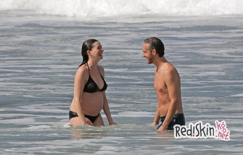 Беременная Энн Хэтэуэй провела новогодний отпуск с мужем на Гавайских островах