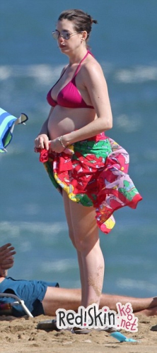 Беременная Энн Хэтэуэй провела новогодний отпуск с мужем на Гавайских островах