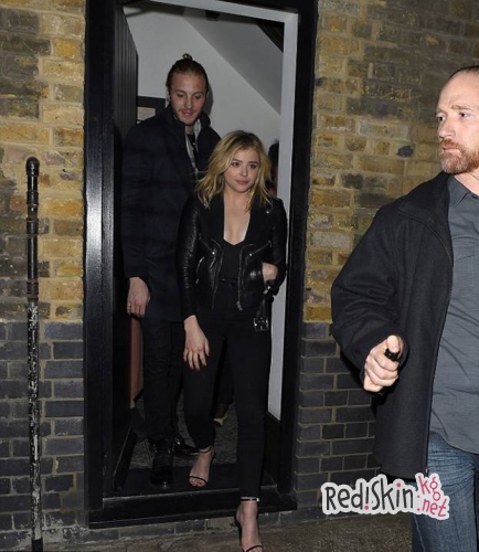 Бруклину Бекхэму не удалось обмануть папарацци, которые смогли сфотографировать его после ужина с Хлоей Морец