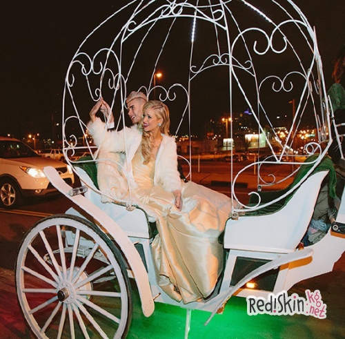 Бывший конкурсант шоу "American Idol" Колтон Диксон женился на своей давней подруге