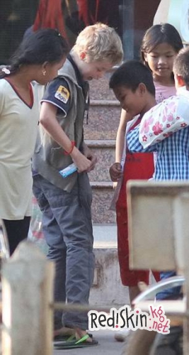 Дети знаменитостей: Шайло и Захара Джоли-Питт занялись благотворительностью, как их звездные родители. Они взяли под опеку одну из бедных семей Камбоджи