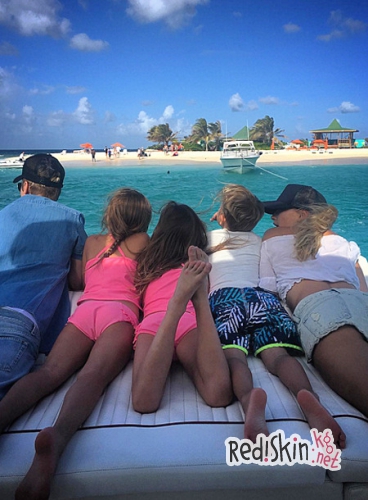 Джастин Бибер выложил в соцсеть фото страстного поцелуя с Хейли Болдуин