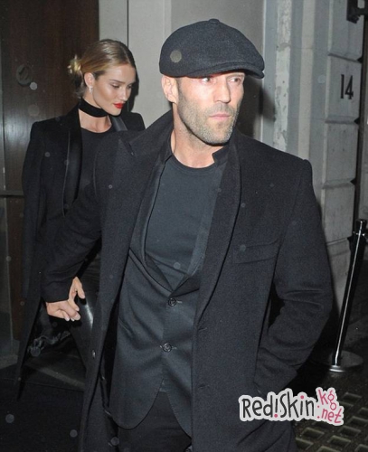 Джейсон Стэтхэм и Рози Хантингтон-Уайтли наслаждаются отдыхом на родине