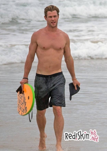 Крис Хемсворт с семьей и друзьями отдыхает на побережье Мельбурна