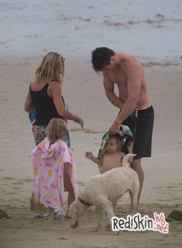 Крис Хемсворт с семьей и друзьями отдыхает на побережье Мельбурна