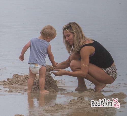 Крис Хемсворт с семьей и друзьями отдыхает на побережье Мельбурна