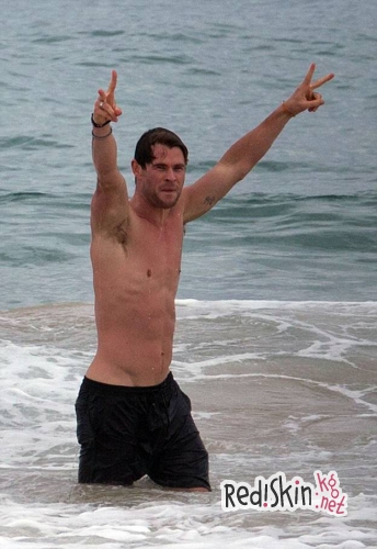 Крис Хемсворт с семьей и друзьями отдыхает на побережье Мельбурна