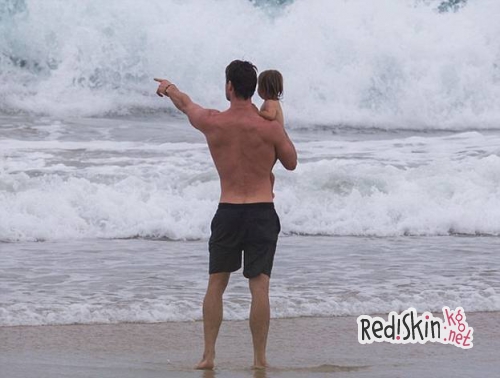 Крис Хемсворт с семьей и друзьями отдыхает на побережье Мельбурна