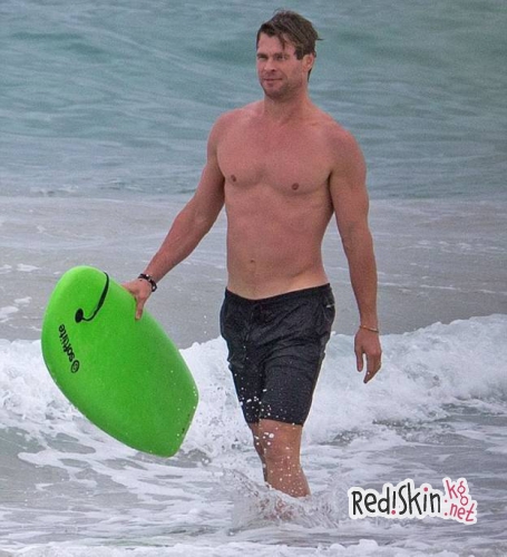 Крис Хемсворт с семьей и друзьями отдыхает на побережье Мельбурна