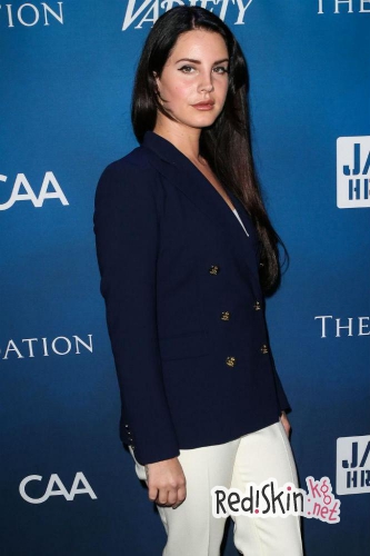 Лана Дель Рей страдает из-за чрезмерной любви фанатов