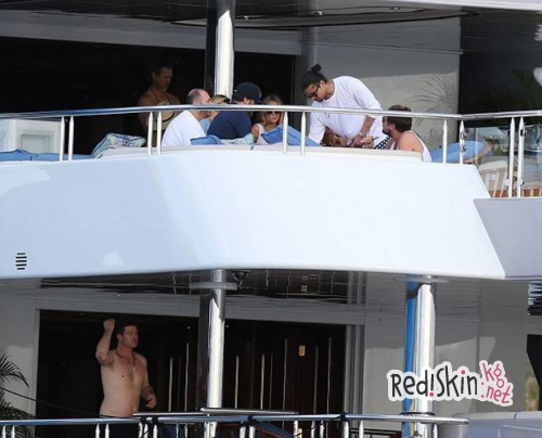 Леонардо Ди Каприо с друзьями отдыхает на яхте Романа Абрамовича