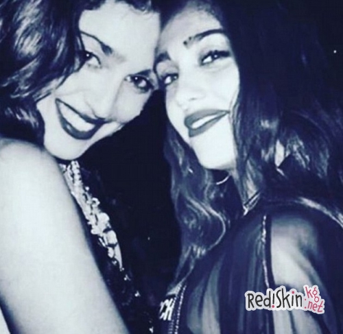 Мадонна поделилась в Instagram снимком с дочерью Лурдес, в то время сын звезды Рокко заблокировал доступ мамы в свои соцсети