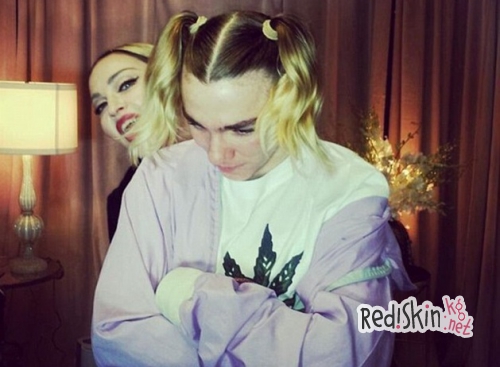 Мадонна поделилась в Instagram снимком с дочерью Лурдес, в то время сын звезды Рокко заблокировал доступ мамы в свои соцсети