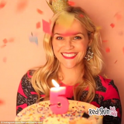 Мег Райан и Риз Уизерспун покидают офис, счастливо улыбаясь