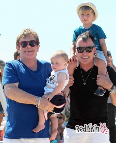 Нетрадиционные семьи: Элтон Джон уверяет, что его дети будут работать, чтобы иметь деньги