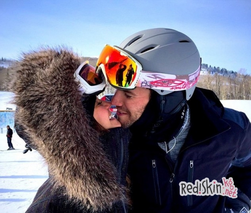 Новогодние каникулы Нины Добрев: прыжок с парашютом, шпагат на пляже и катание на лыжах (видео)