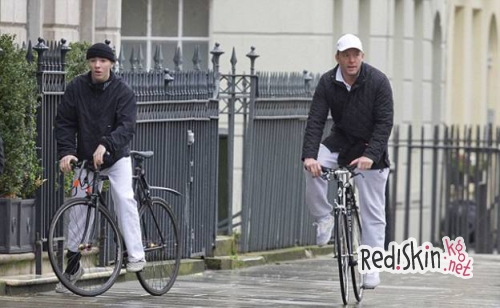 Отцы и дети: В то время как Мадонна делает все, чтобы вернуть сына, он спокойно проводит время с отцом