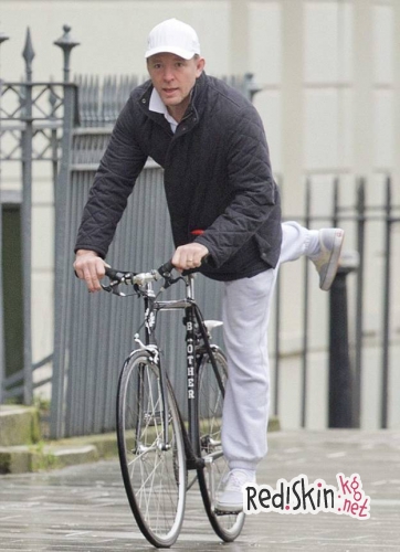 Отцы и дети: В то время как Мадонна делает все, чтобы вернуть сына, он спокойно проводит время с отцом