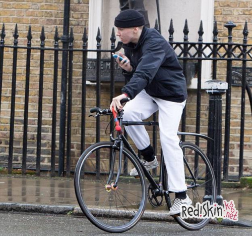 Отцы и дети: В то время как Мадонна делает все, чтобы вернуть сына, он спокойно проводит время с отцом