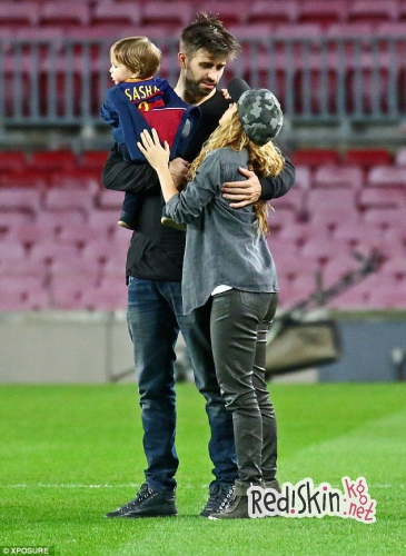 Шакира с детьми пришла поболеть за Жерара Пике