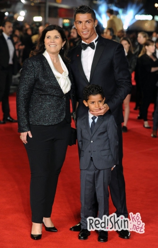 Суррогатная мать родит Криштиану Роналду еще одного ребенка