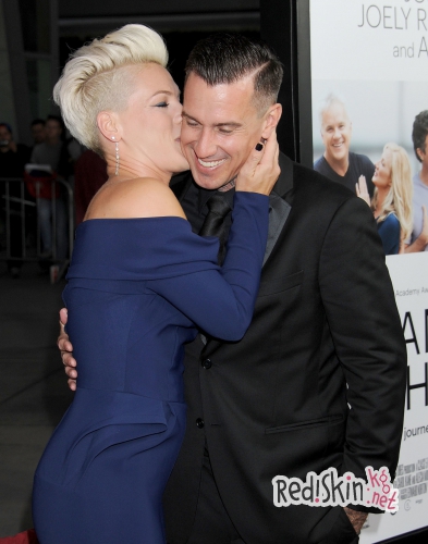 "Удивительная жена, мать и друг": Кэри Харт поздравил Пинк с 10-летним юбилеем со дня свадьбы