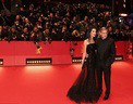 Амаль Клуни затмила актрис на красной дорожке Берлинского кинофестиваля (видео)
