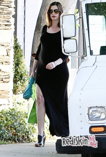 Беременные звезды: Эмили Блант, Джиннифер Гудвин и Энн Хэтэуэй