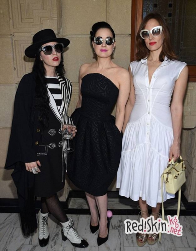 Деми Мур со своими дочерьми поддержала модельера Зака Позена