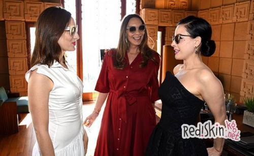 Деми Мур со своими дочерьми поддержала модельера Зака Позена