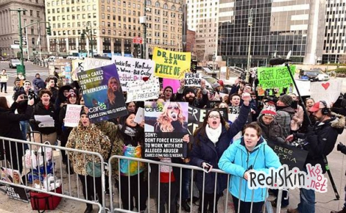 Кеша не сдерживает слез, когда покидает Верховный суд Нью-Йорка, где был отклонен ее иск